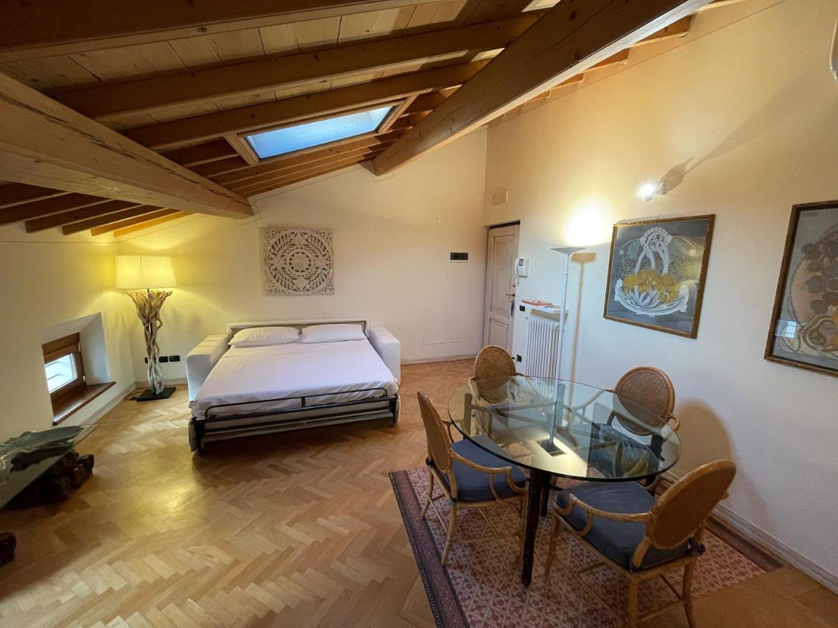 شقة Attic 1 Centro Storico بسكييرا ديل غاردا المظهر الخارجي الصورة