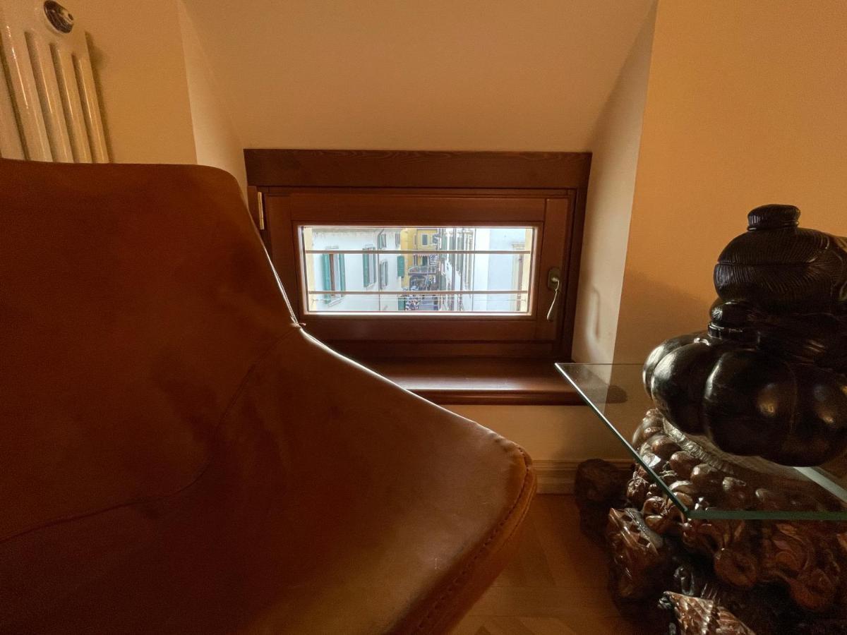 شقة Attic 1 Centro Storico بسكييرا ديل غاردا المظهر الخارجي الصورة